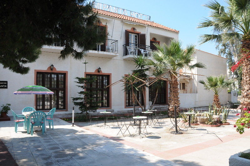 Miranta Hotel - Apartments & Studios Aegina エクステリア 写真