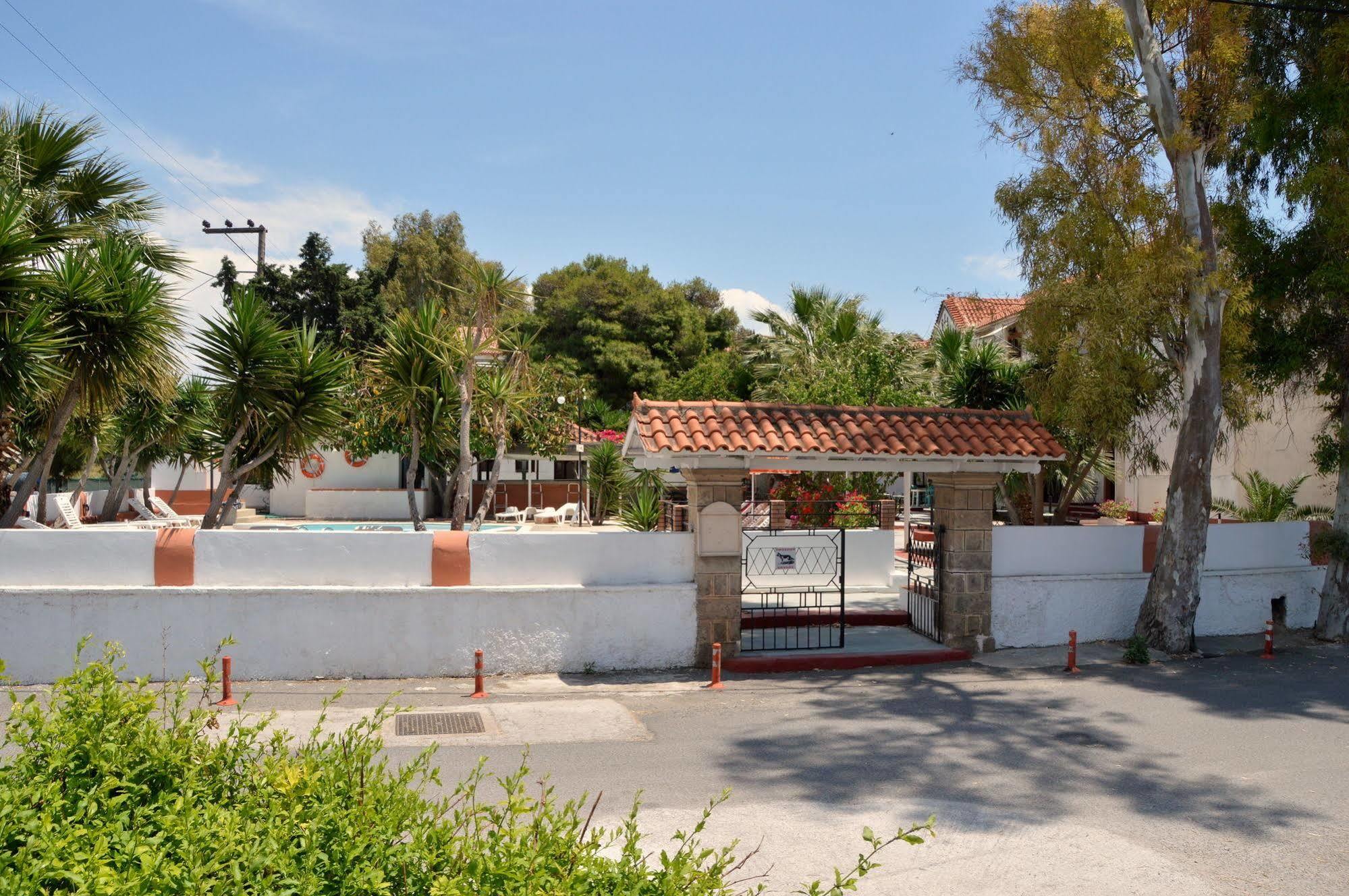 Miranta Hotel - Apartments & Studios Aegina エクステリア 写真